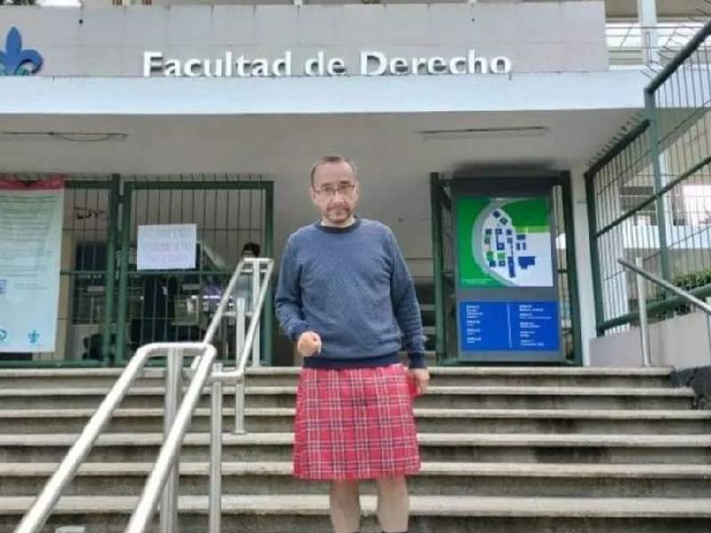 Profesores y alumnos asisten con falda en universidad de Veracruz