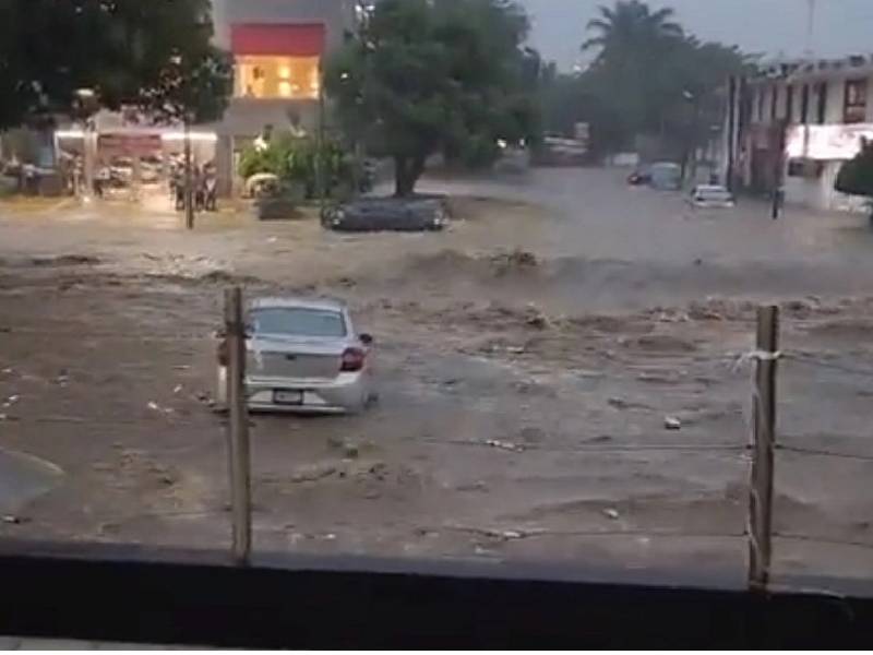 VIDEOS: Ciclón Julia deja imágenes de personas y transportes arrastrados por la corriente