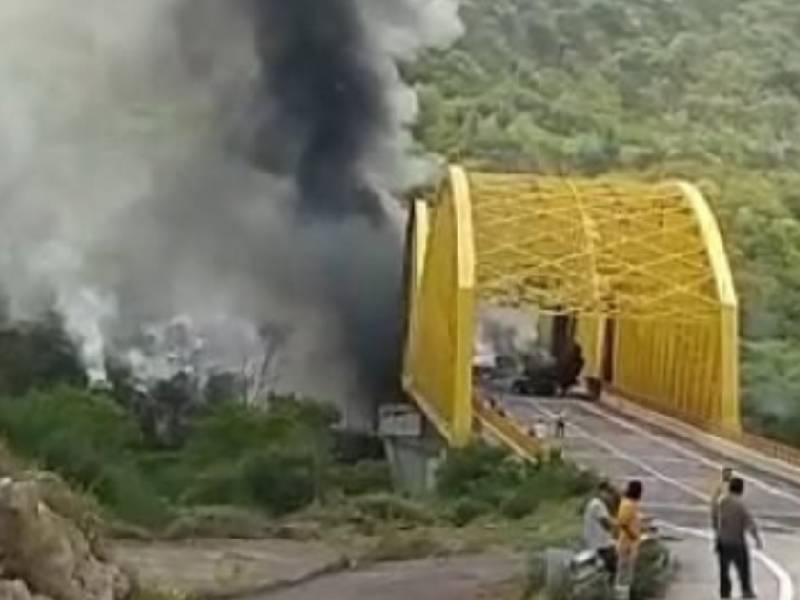 Explota pipa con gasolina al chocar contra un tráiler en la Siglo 21