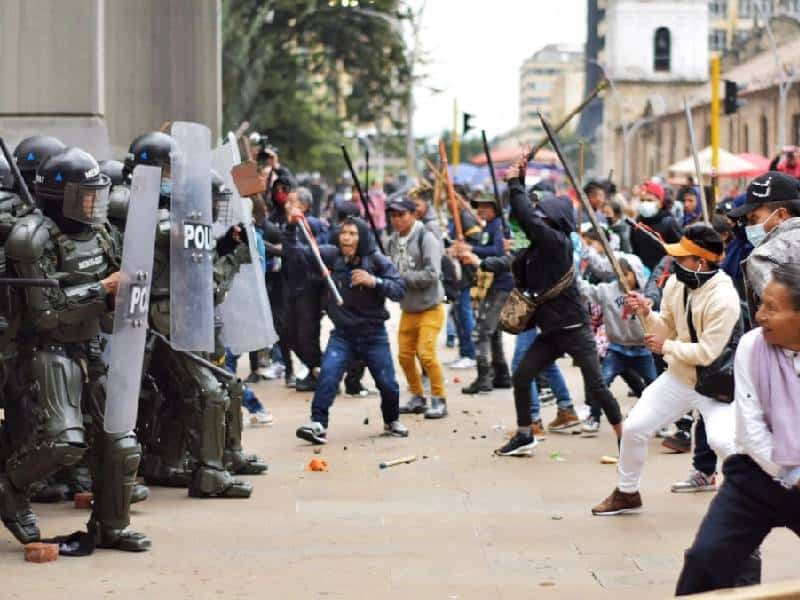 Se enfrentan policías e indígenas en Colombia