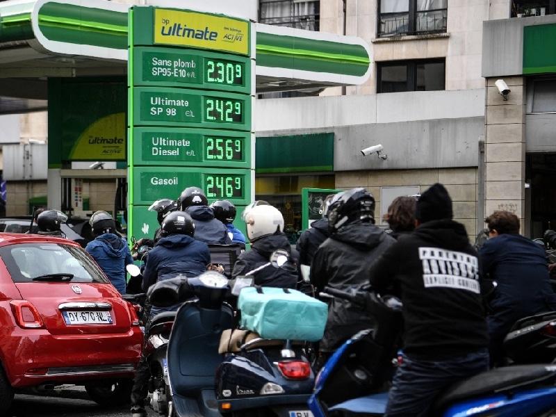 El desabasto de combustible y las huelgas en el sector han generado protestas callejeras en París