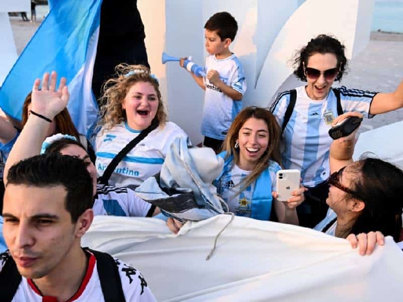 Argentinos se reúnen en Qatar para apoyar a su Selección