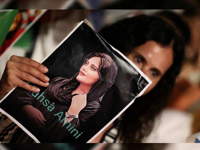 Continúan manifestaciones de mujeres contra policías de Irán