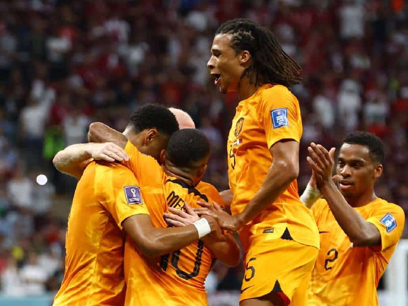Países Bajos avanza a octavos del Mundial tras ganar 2-0 al local Catar
