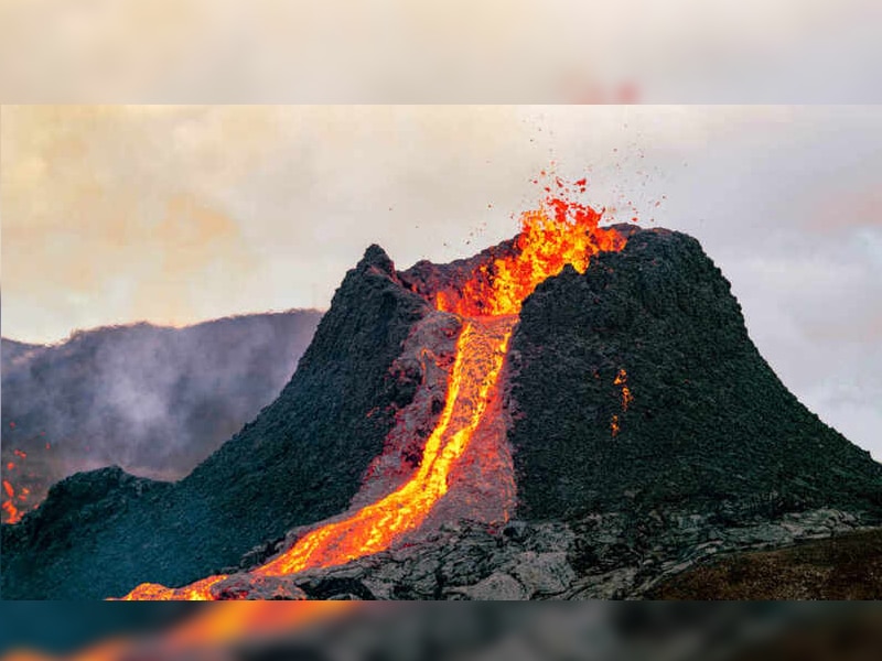 Volcán Mauna Loa en Hawái dispara fuentes de lava de hasta 60 metros