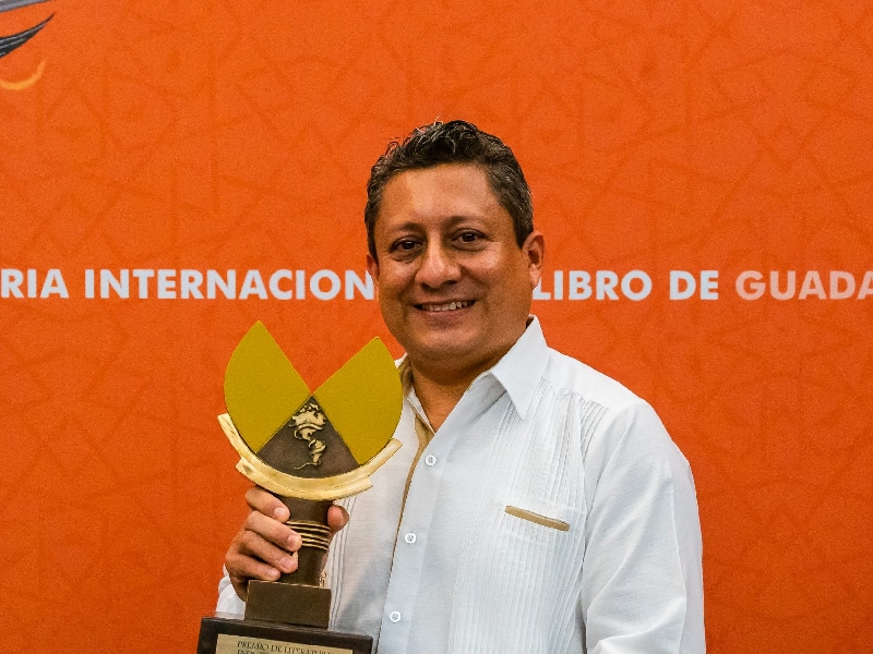 Escritor yucateco de origen maya recibe premio en la FIL Guadalajara