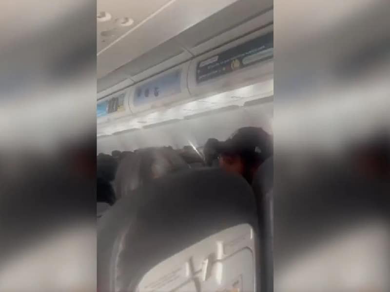 Video. “Soy asmática”: Pasajera de Viva Aerobús denuncia falta de aire en avión