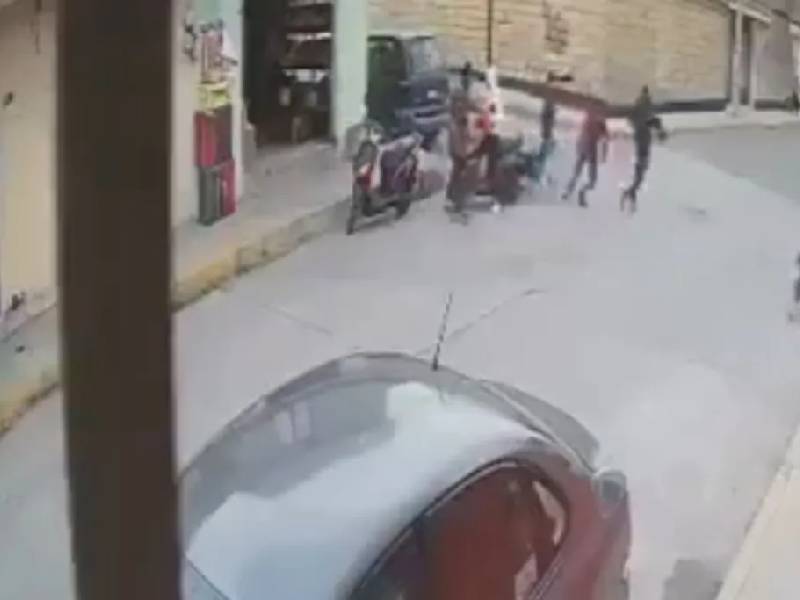 Video. Hombre evita asalto a mujer en Puebla, le disparan y muere