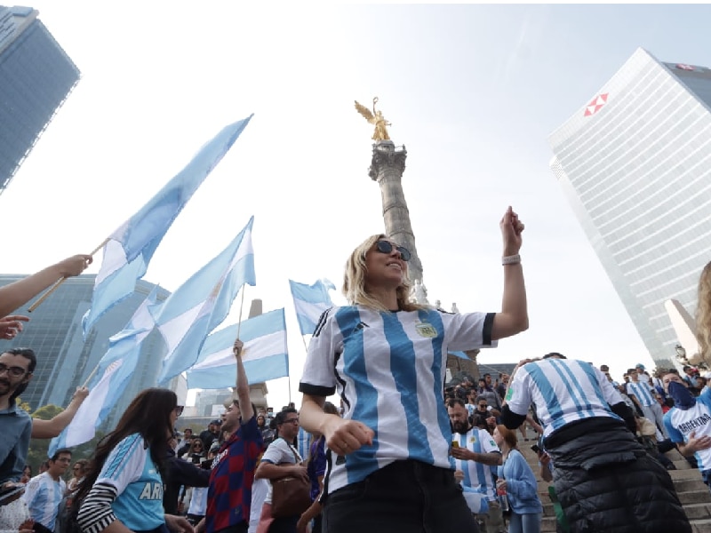 Argentinos celebran triunfo de la selección en el Ángel de la Independencia