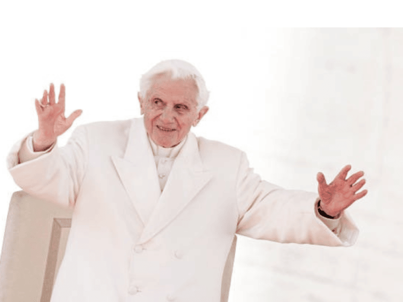 El expontífice Benedicto XVI está “muy enfe