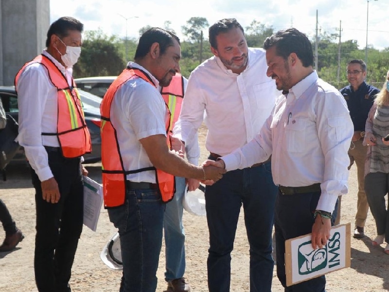GIRA. Zoé Robledo Aburto, titular del IMSS, acudió a Yucatán para supervisar el proyecto.