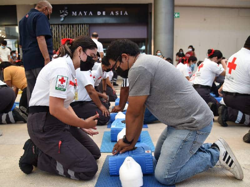 Capacitación a maestros y un banco de sangre, proyectos para la Cruz Roja 