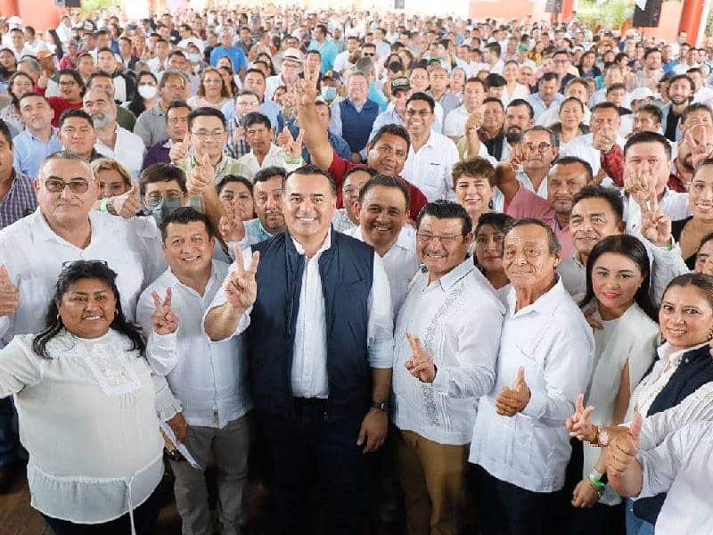 Renán Barrera con líderes políticos del interior del Estado