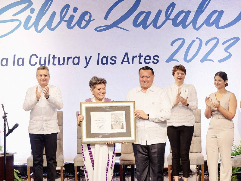 El Ayuntamiento de Mérida distingue a Piedad Peniche Rivero con la medalla “Silvio Zavala”