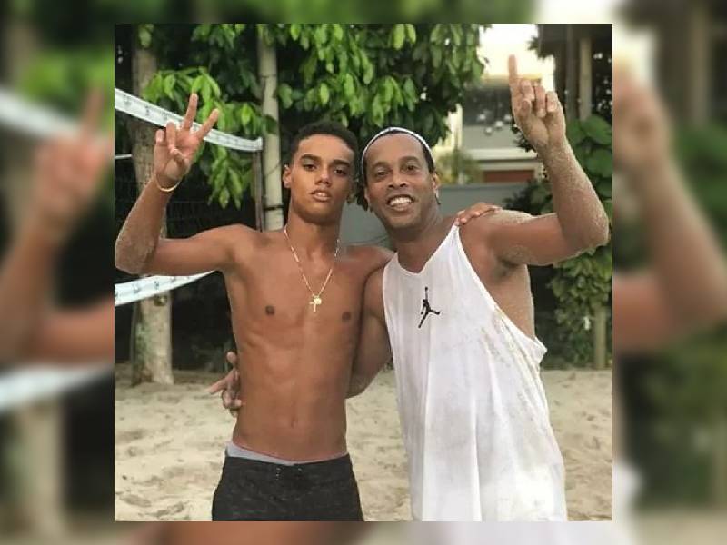 ¡La leyenda sigue! Ronaldinho revela que su hijo Joao Mendes jugará con el Barcelona