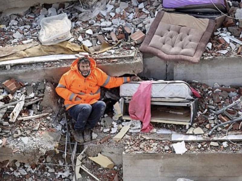Padre sostiene la mano de su hija muerta bajo los escombros del terremoto de Turquía