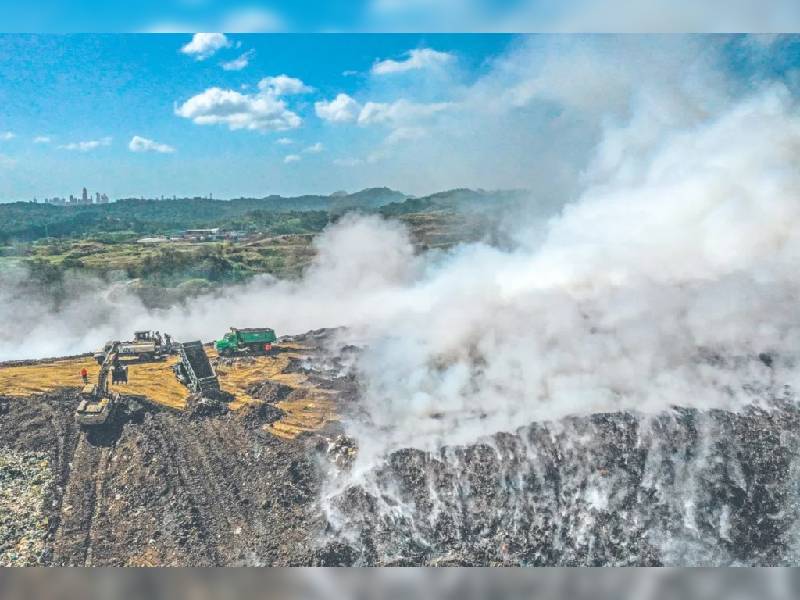Incendio en basurero levanta ola de humo tóxico en Panamá