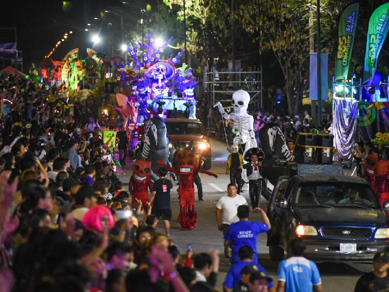 Miles disfrutan en Ciudad Carnaval en Mérida