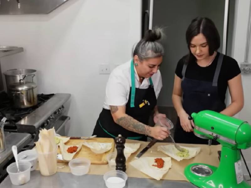 Video. La streamer Sasha Grey aprende a hacer tamales