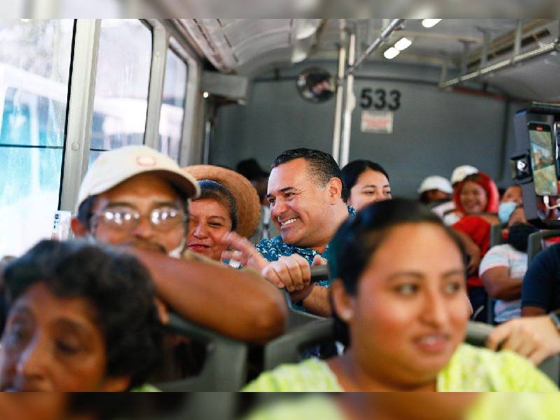 Renán Barrera acompaña a las y los usuarios del transporte gratuito con destino a Ciudad Carnaval