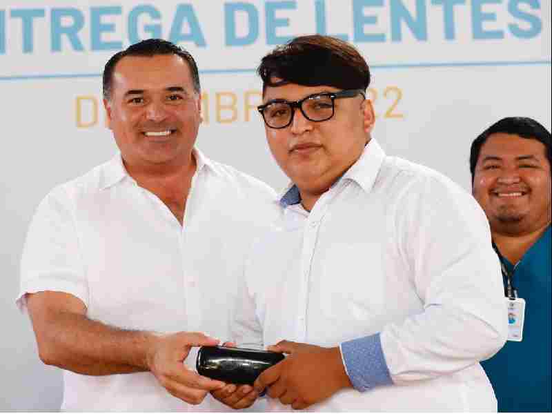 Renán Barrera entrega lentes graduados a las familias del Municipio