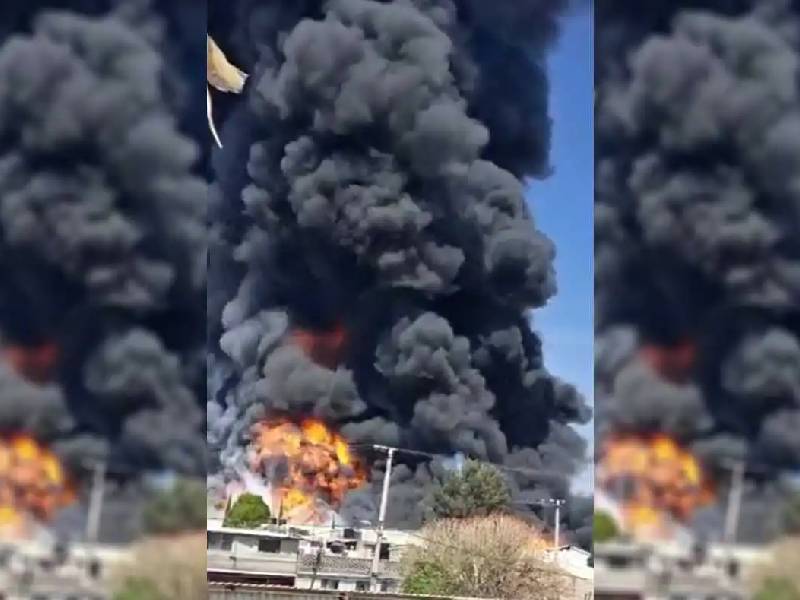 Videos. Se registra incendio en recicladora de Ecatepec