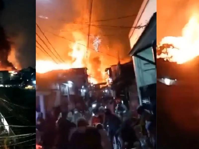 Videos. Explota almacenamiento de combustible en Yakarta, Indonesia