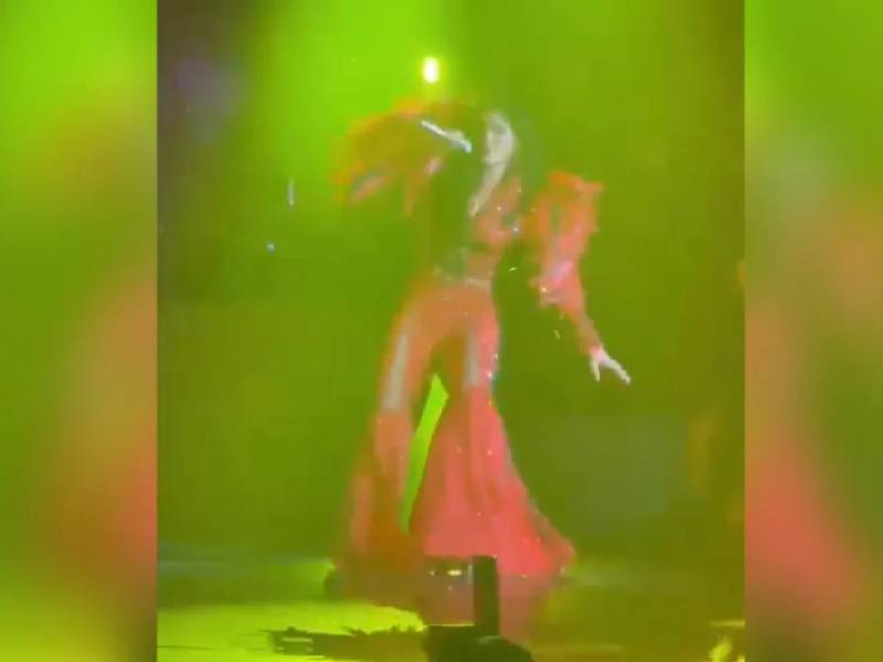 Video. ¡Zaz! Cae Ana Bárbara en pleno concierto en Auditorio Nacional