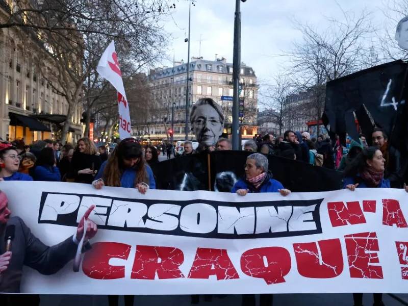 Macron solicita calma a Francia tras imponer reforma de pensiones