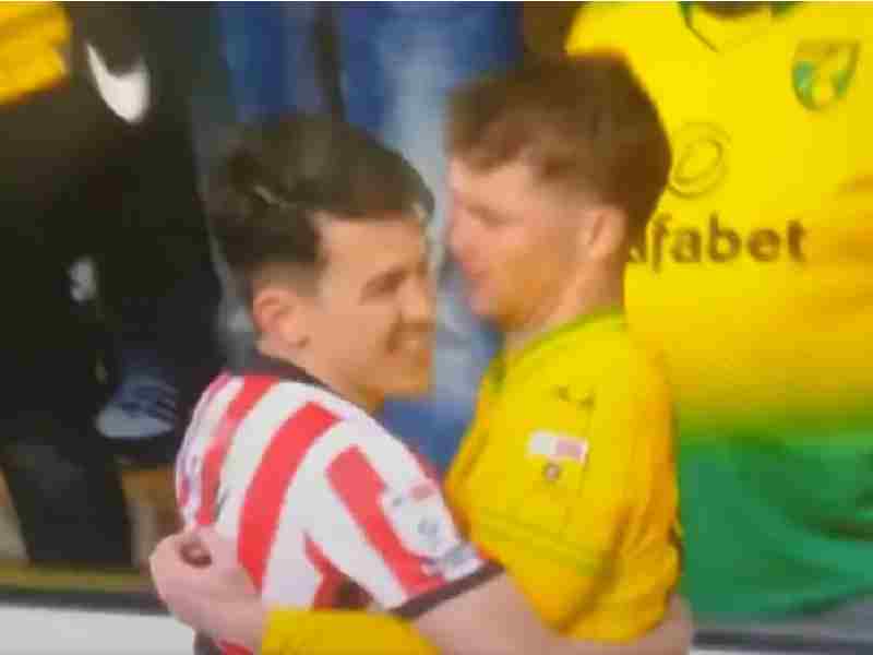 VIDEO: ¡En pleno pleito! Jugador del Sunderland intenta besar a rival del Norwich City