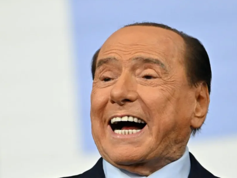 Berlusconi, exprimer ministro de Italia, sale de cuidados intensivos