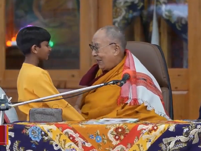 Dalai Lama besa a menor en la boca en evento budista 
