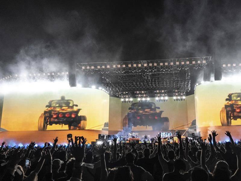 ¡De varios metros! Acróbata cae en el escenario de Coachella