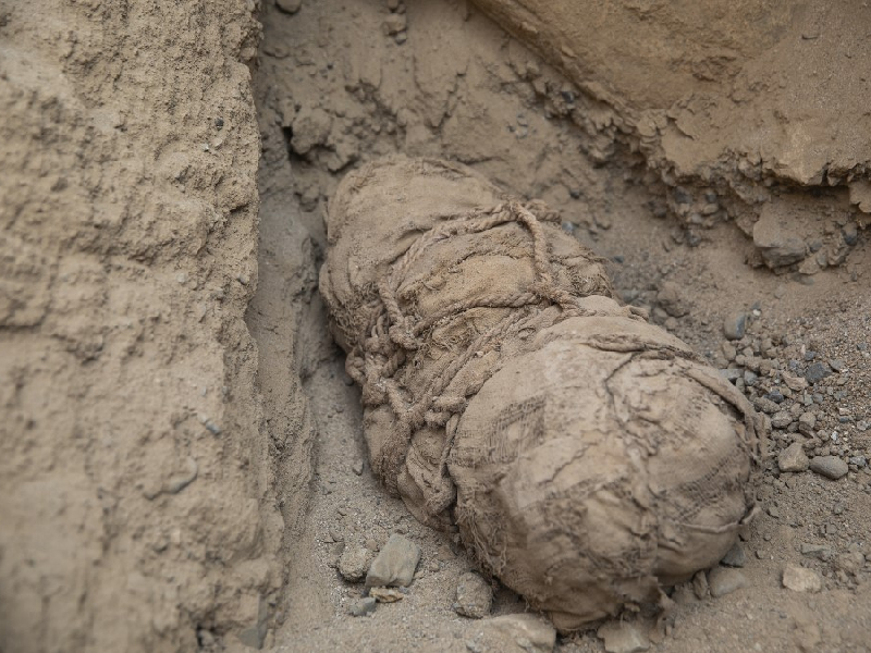 Hallan momia de adolescente de unos 800 años en Perú