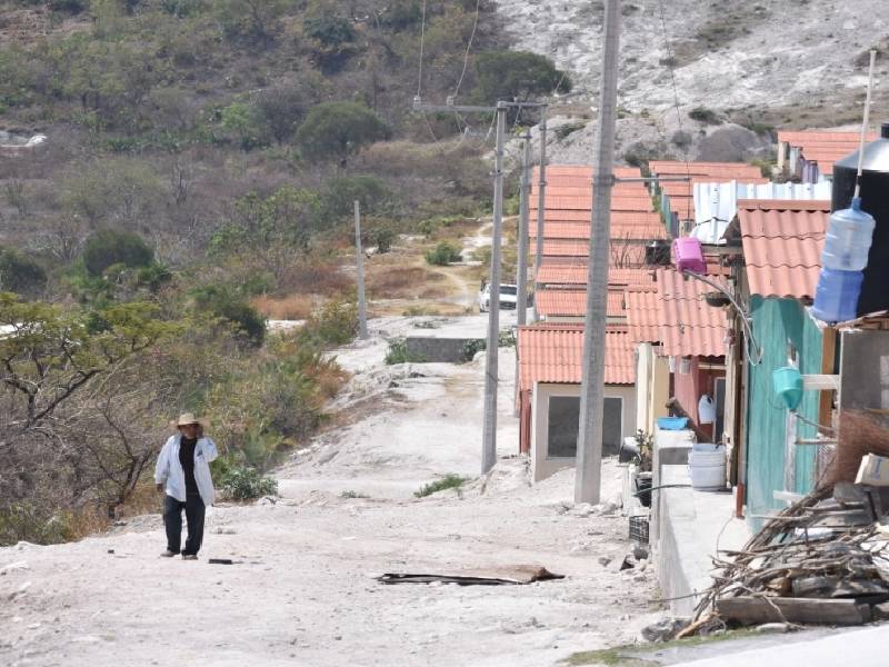 Sin servicios básicos y entre el lodo, damnificados de Guerrero