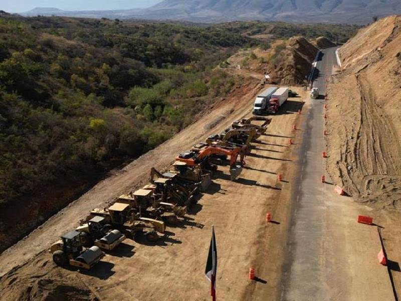 Promete AMLO inaugurar carretera Oaxaca-Puerto Escondido en julio