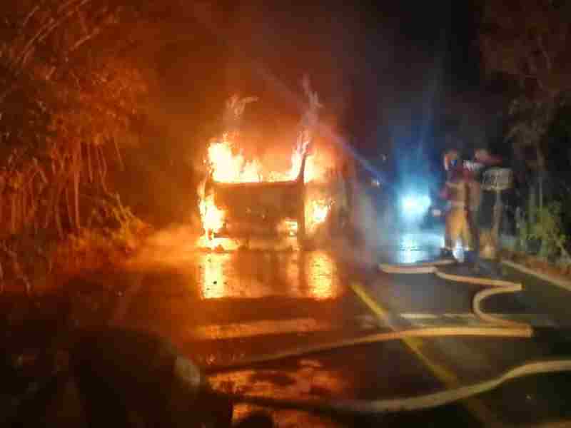 Video: Bloquean carreteras con quema de vehículos en Nayarit