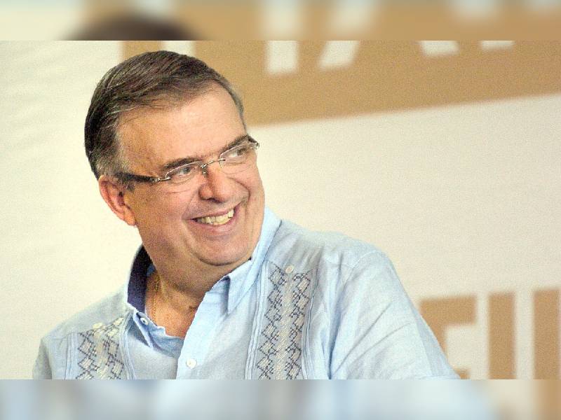 Marcelo Ebrard contento