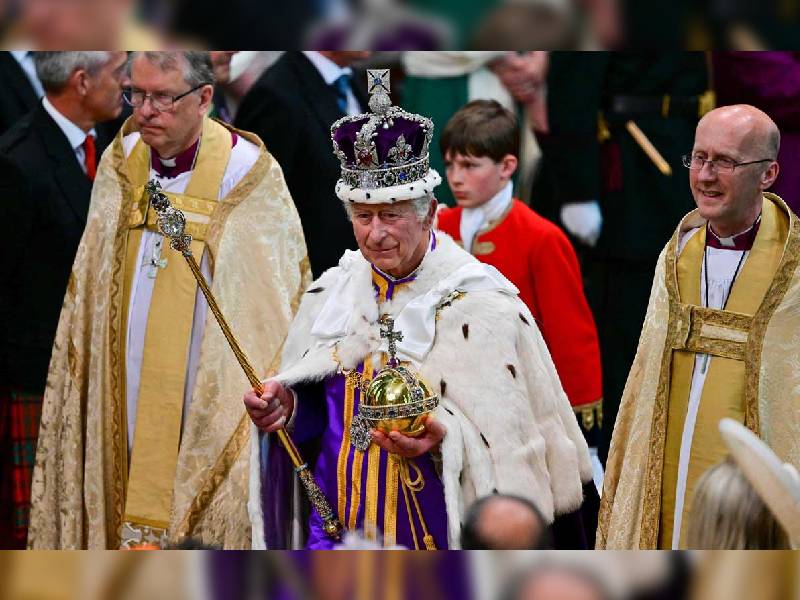 El rey británico Carlos III fue coronado en la Abadía de Westminster