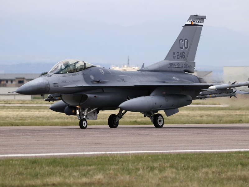 Polonia, listo para entrenar a pilotos para usar cazas F-16
