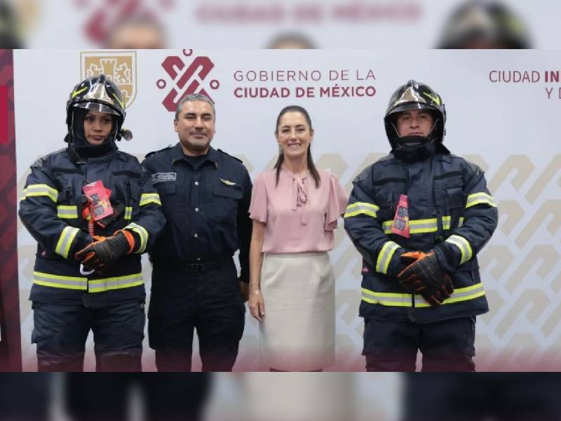 Presentan nuevos uniformes del Heroico Cuerpo de Bomberos