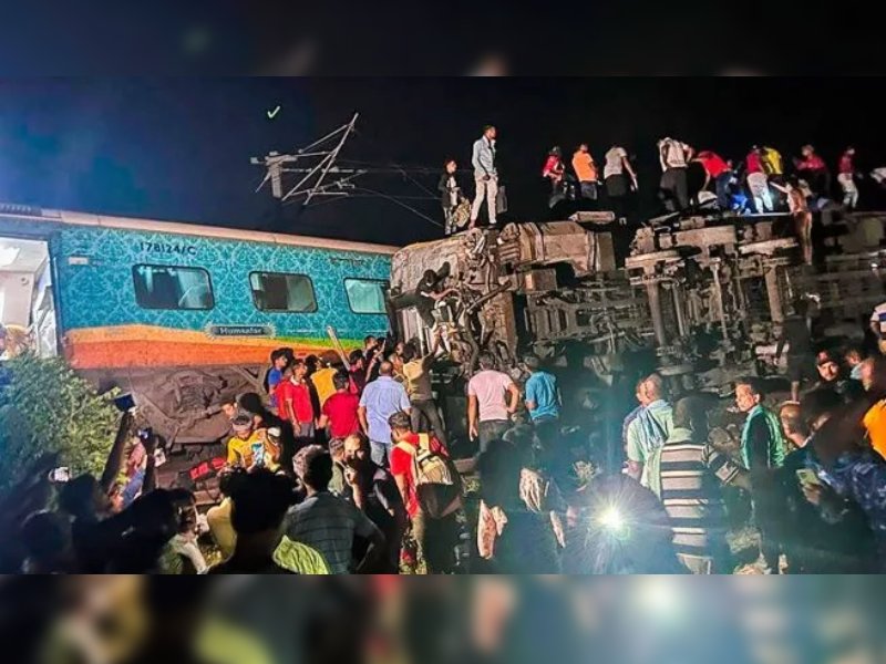 Sube a 120 la cifra de muertos tras choque de trenes en la India