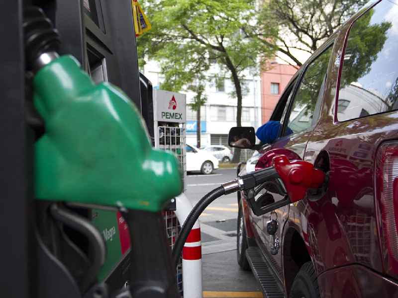 Contrastan precios de la gasolina y canasta básica