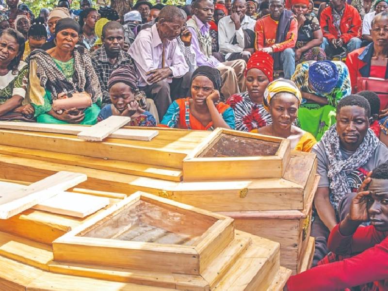 Familiares esperan noticias tras masacre en escuela de Uganda
