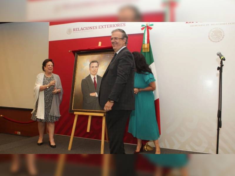 Develan cuadro de Ebrard en la SRE