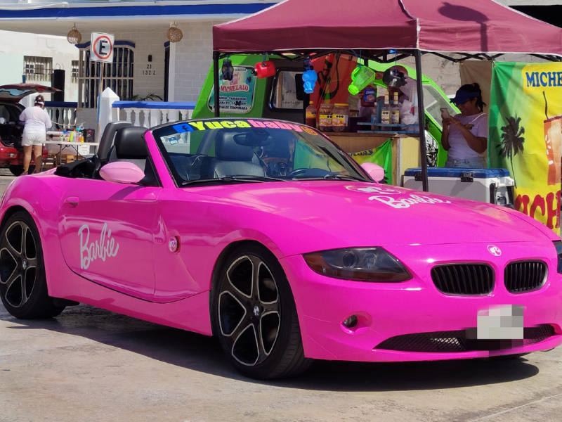 Auto de Barbie en Yucatán causa sensación entre la población