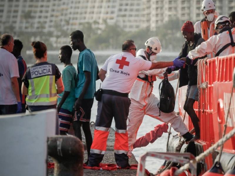 Rescatan 86 migrantes de embarcación en Canarias