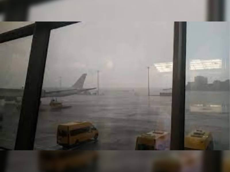 Aerolíneas interrumpen operaciones en el AICM por fuertes lluvias