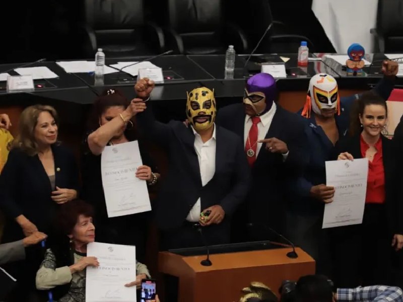 Premia Senado a Luchadores mexicanos