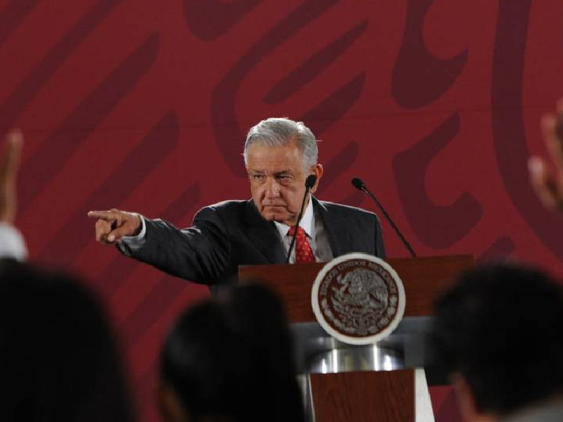 AMLO regaña a corcholatas por sus anuncios